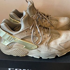 Men’s 8.5 Air Huarache Premium 'Metallic Gold Coin'
2018.